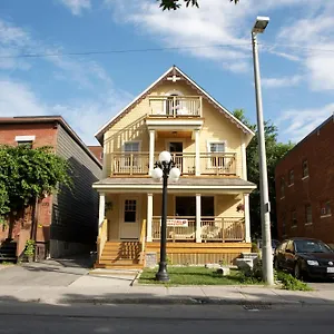  Hostel Backpackers Canada